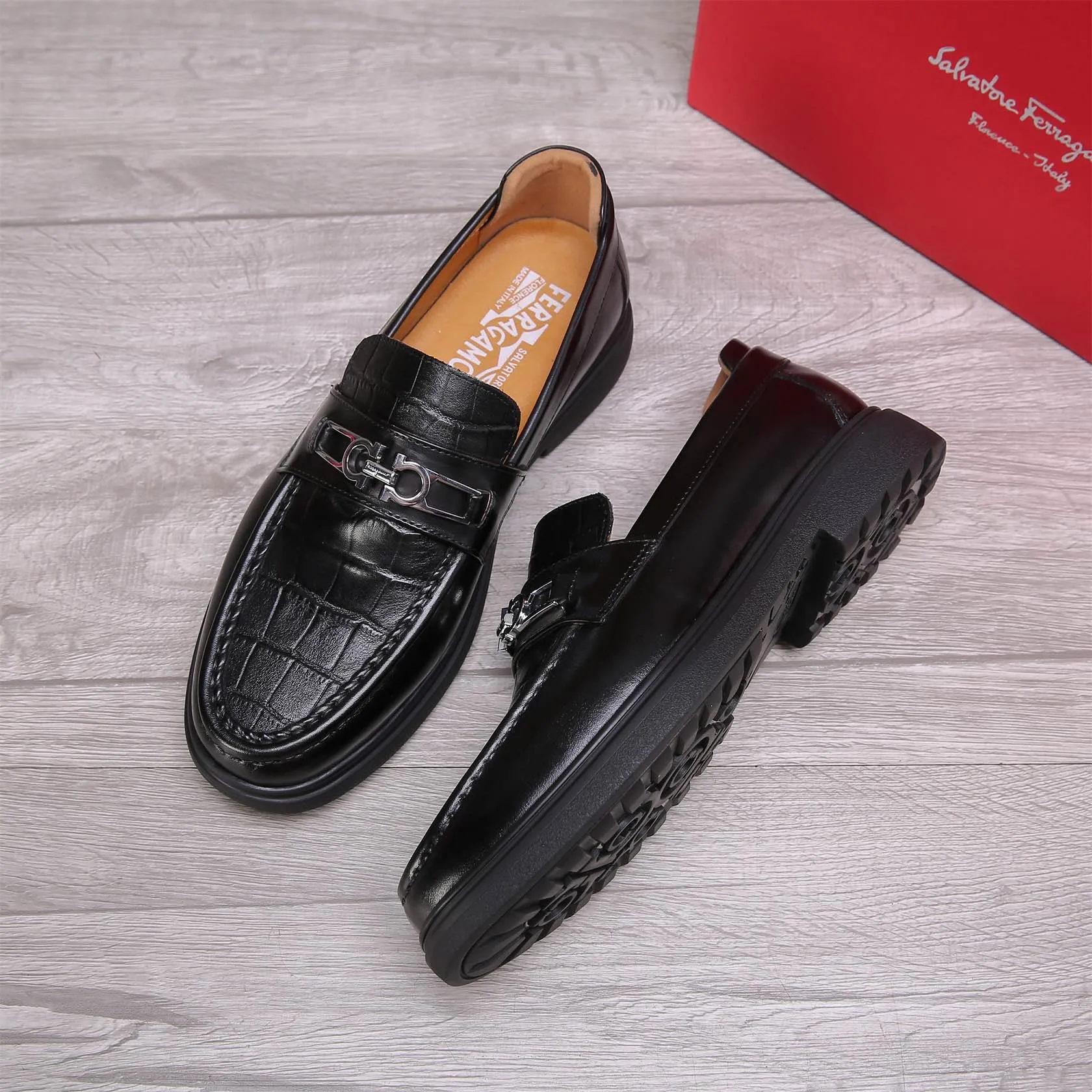 Men's shoes 💰460 🕷🕷🐂【Ferragamo】Ferragamo Popular fashionable casual shoes🇨🇳Official website counter 1:1 production, original mold opening💯Good quality visible, imported high-end first-layer waxed calfskin, water-dyed🐂leather lining🌿very clear texture, high-quality waterproof, non-slip and wear-resistant outsole🎋high quality and low price, truly handmade🍓Black optional! Code number 38-44 (45-46 customized)......